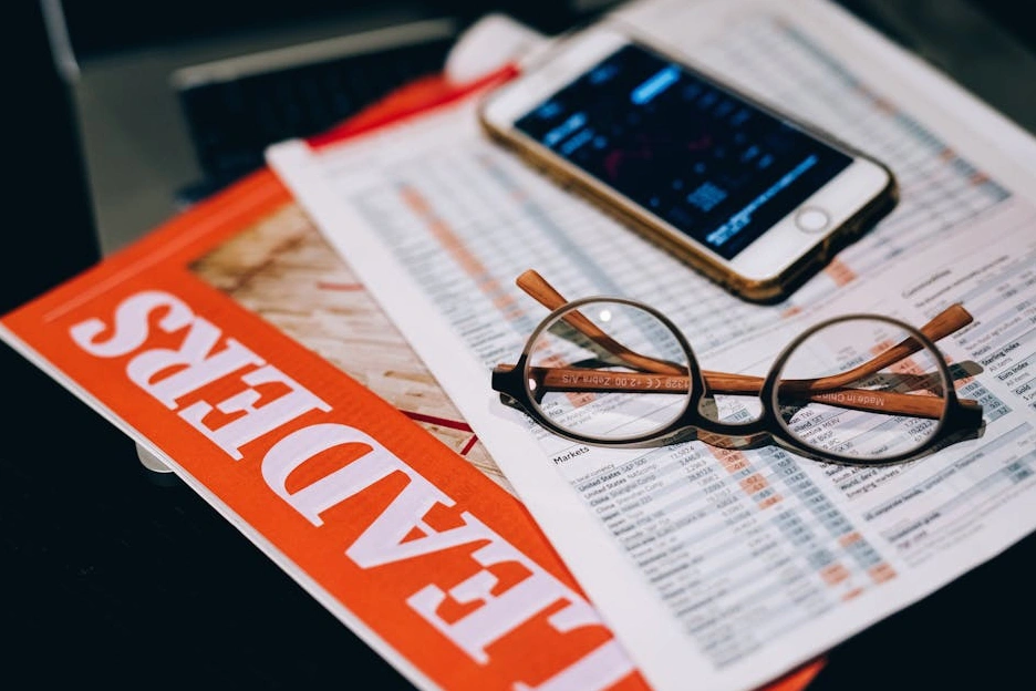 Coppia che analizza grafici finanziari su un tablet.
